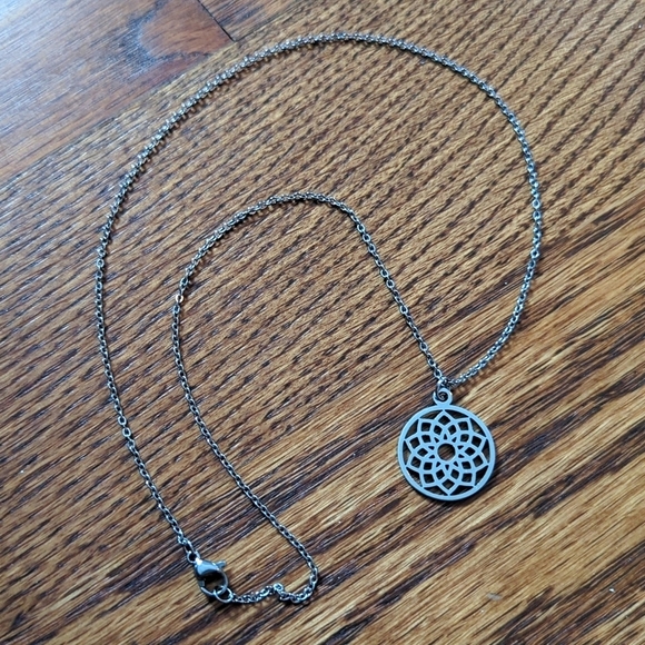 NWT Necklace Flower of Life Design Claw Clasp Silver - Picture 2 of 3